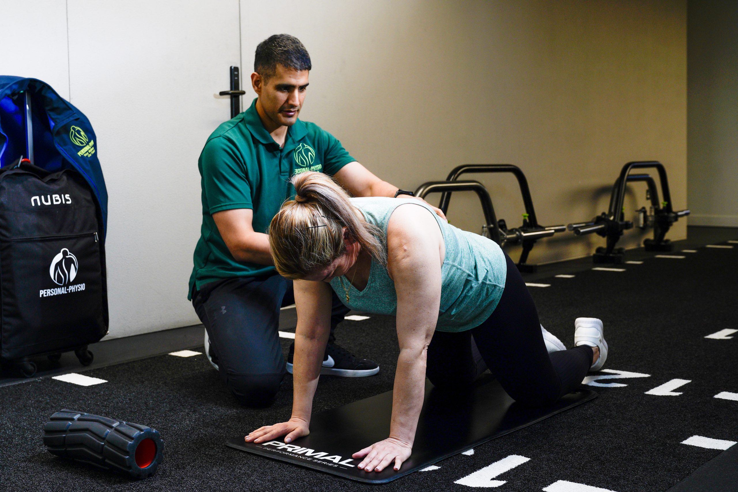 Physiotherapist guiding a rehabilitation exercise at Personal-Physio